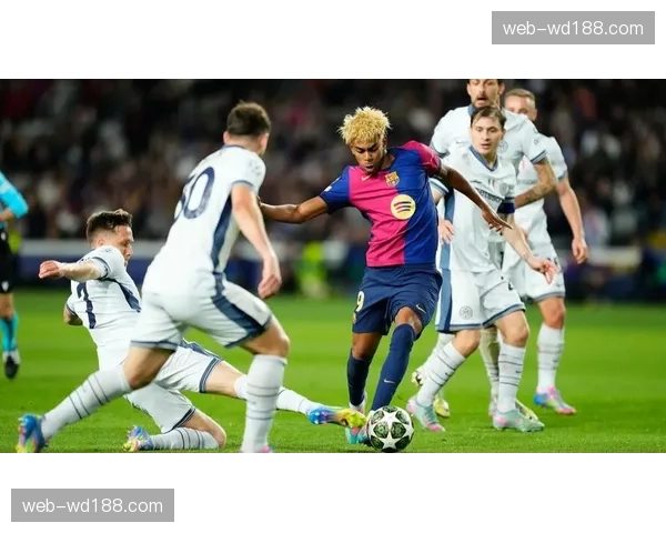 亚马尔外脚背弧线直塞：绕过双人防线精准找到前插队友